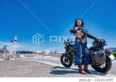 クルーザーバイクで横浜ツーリングをする女性ライダー クルーザーバイクで横浜ツーリングをする女性ライダー 102831095