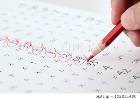 採点業務を行う教員の手元 102831480