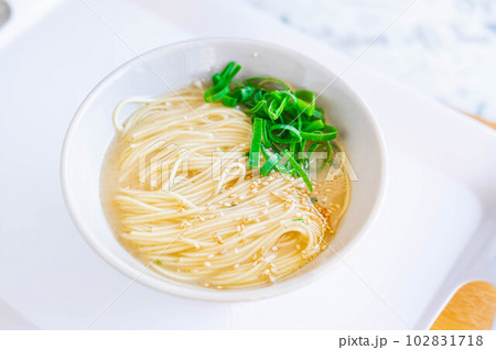 インスタントの豚骨ラーメン 102831718