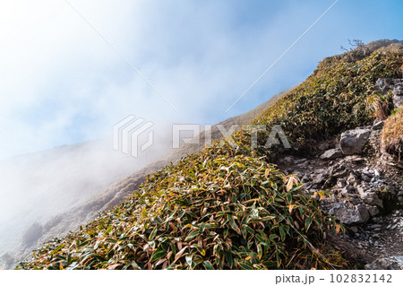ジロウギュウ峠から見た霧立ちのぼる次郎笈2　徳島県三好市・那賀郡那賀町 102832142
