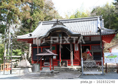 兵庫県丹波篠山市にある「河原町の王地山まけきらい稲荷の拝殿」 102832240