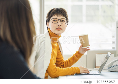 おしゃれなキャリアウーマン 102833037