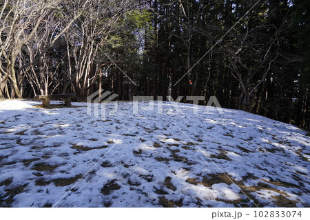 西武秩父線正丸駅から登る伊豆ケ岳 伊豆ケ岳手前の五輪山頂 2023年2月17日 西武秩父線正丸駅から登る伊豆ケ岳 伊豆ケ岳手前の五輪山頂 2023年2月17日 102833074