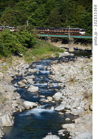 飛騨川を渡る高山本線特急ひだ号 102833369