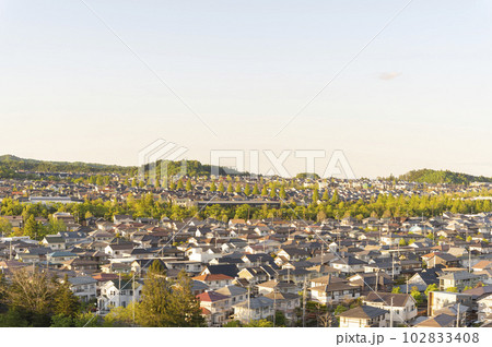 夕暮れの住宅街 夕暮れの住宅街 102833408