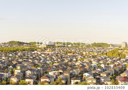 夕暮れの住宅街 夕暮れの住宅街 102833409