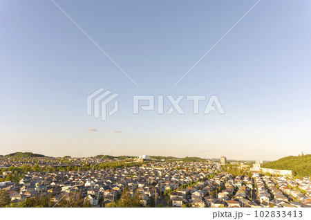 夕暮れの住宅街 102833413