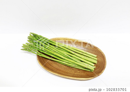 採れたてのアスパラガス 102833701