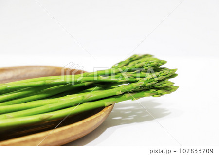 採れたてのアスパラガス 102833709