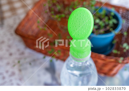 ペットボトルに付けたじょうろの口 102833870