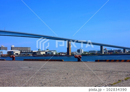 岸壁と青い橋 102834390