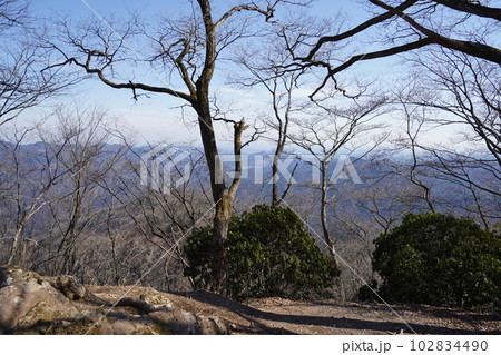 奥武蔵の伊豆ケ岳山頂付近 山頂から東方面を見る 2023年2月17日 奥武蔵の伊豆ケ岳山頂付近 山頂から東方面を見る 2023年2月17日 102834490