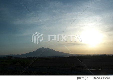 青森県岩木山の夕暮れ 102834598