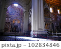 ローマの大聖堂の礼拝堂と差し込む光 102834846