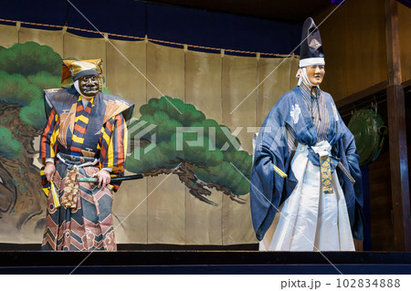 狂言（京都・千本ゑんま堂　演目「花盗人」） 102834888