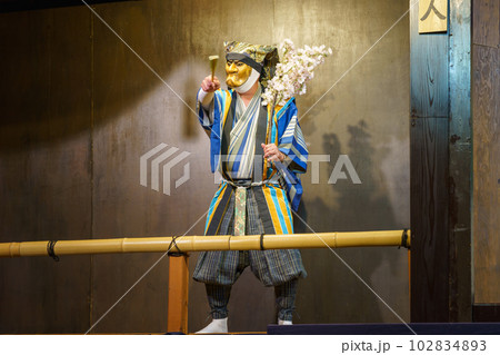 狂言（京都・千本ゑんま堂　演目「花盗人」） 102834893