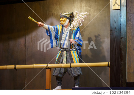 狂言（京都・千本ゑんま堂　演目「花盗人」） 102834894
