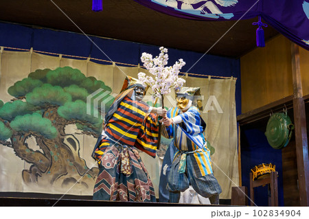 狂言（京都・千本ゑんま堂　演目「花盗人」） 102834904