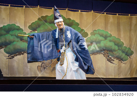 狂言（京都・千本ゑんま堂　演目「花盗人」） 102834920