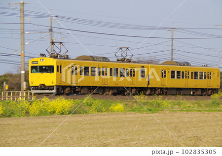 夕方の山陰本線を走る出雲市行きの黄色い普通電車 102835305