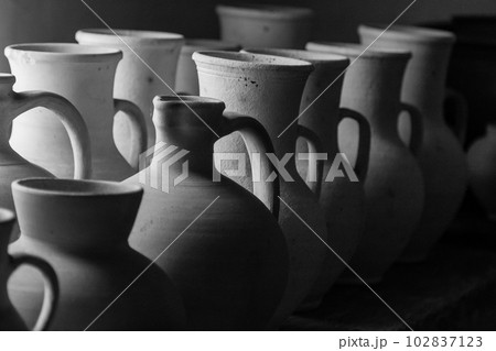 Clay pots and vases of different sizes 102837123