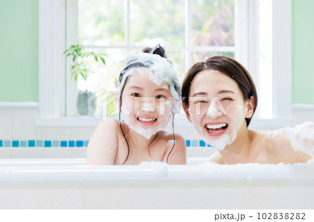 親子で仲良く入浴 102838282