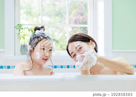 親子で仲良く入浴 102838383