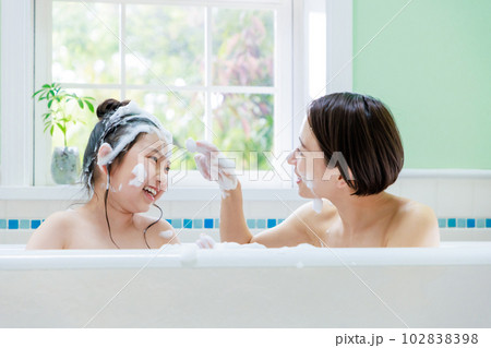 親子で仲良く入浴 親子で仲良く入浴 102838398