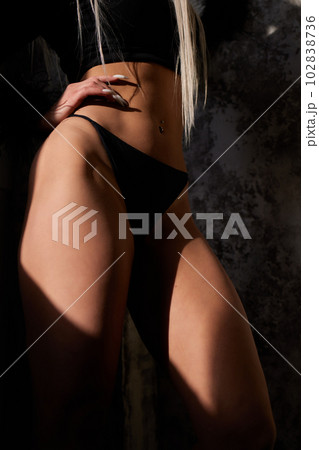 Slender narrow waist.Close up strong abdominal muscles of a young sporty woman. Slender narrow waist.Close up strong abdominal muscles of a young sporty woman. 102838736