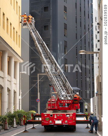はしご車の消防訓練 はしご車の消防訓練 102839589