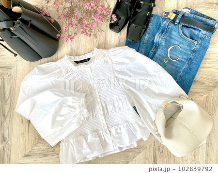 春夏服　パフスリーブブラウスとブルーデニムパンツのコーディネート 102839792