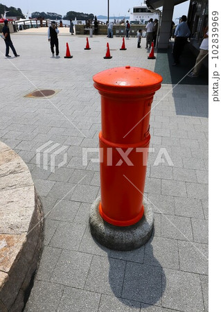 宮城　松島　丸ポストのある風景（観光船乗り場前） 102839969