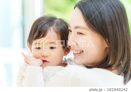 赤ちゃんを抱きしめるお母さん 赤ちゃんを抱きしめるお母さん 102840242