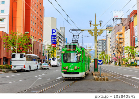 北海道　札幌市を走る路面電車 102840845