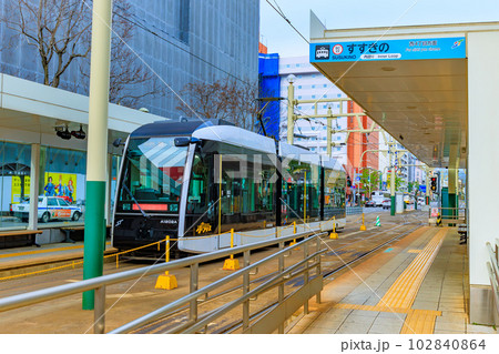 北海道　札幌市を走る路面電車 102840864
