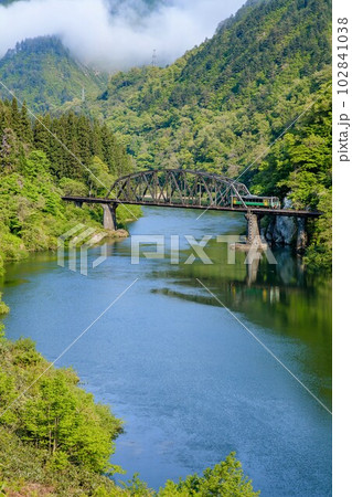 只見線 春の第四只見川橋梁を渡る列車キハE120形(福島県金山町、5月上旬早朝) 只見線 春の第四只見川橋梁を渡る列車キハE120形(福島県金山町、5月上旬早朝) 102841038