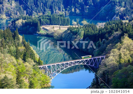 只見線 新緑の第一只見川橋梁を渡る車両キハE120形(福島県三島町、4月下旬早朝) 只見線 新緑の第一只見川橋梁を渡る車両キハE120形(福島県三島町、4月下旬早朝) 102841054