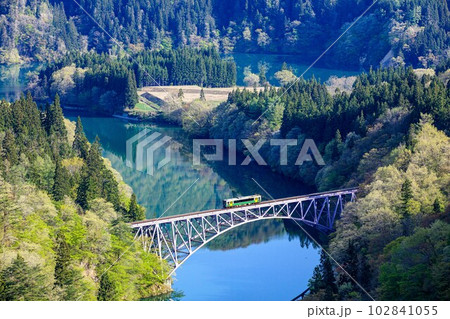 只見線　新緑の第一只見川橋梁を渡る車両キハE120形(福島県三島町、4月下旬早朝) 102841055