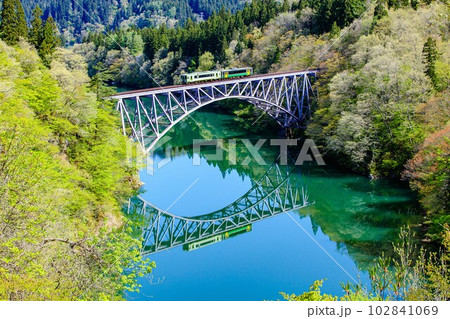 只見線 新緑の第一只見川橋梁を渡る列車(福島県三島町、4月下旬午前) 只見線 新緑の第一只見川橋梁を渡る列車(福島県三島町、4月下旬午前) 102841069