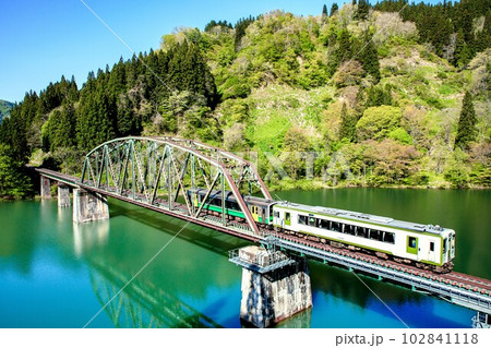 只見線　春の第五只見川橋梁を渡る列車(福島県金山町、5月上旬早朝) 102841118