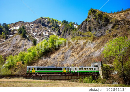 只見線　春の六十里越トンネルを出る列車(福島県只見町、5月上旬午前) 102841134