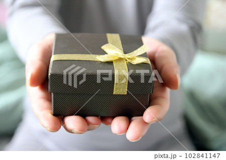Photographing the joy of giving gifts on anniversaries with the concept of a gift box Photographing the joy of giving gifts on anniversaries with the concept of a gift box 102841147