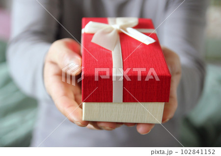 Photographing the joy of giving gifts on anniversaries with the concept of a gift box 102841152