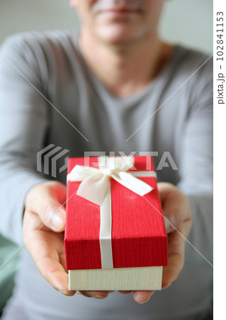 Photographing the joy of giving gifts on anniversaries with the concept of a gift box 102841153
