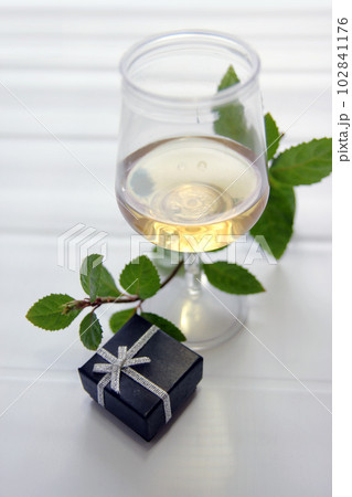 Photographing the joy of giving gifts on anniversaries with the concept of a gift box Photographing the joy of giving gifts on anniversaries with the concept of a gift box 102841176