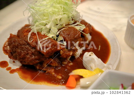 休日おしゃれカフェデートにてカツカレーを堪能 休日おしゃれカフェデートにてカツカレーを堪能 102841362
