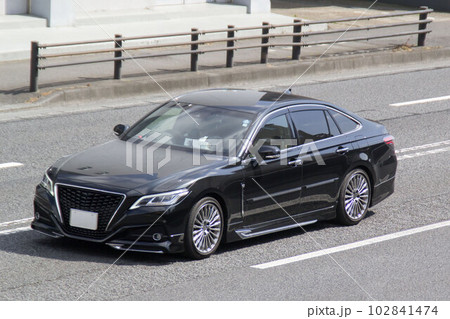 セダン車 道路走行 セダン車 道路走行 102841474