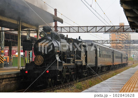 【JR九州】DE10形＋50系＋8620形蒸気機関車「SL人吉」（鹿児島本線：大牟田駅） 102841628