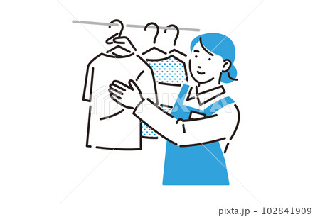 人物 洗濯物を干す家事代行のスタッフ 102841909