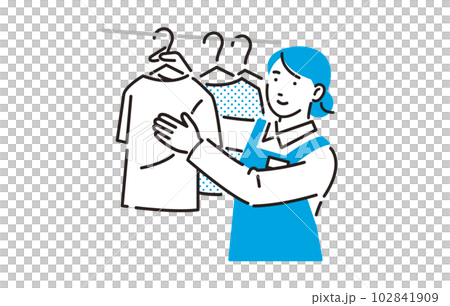 人物 洗濯物を干す家事代行のスタッフ 102841909